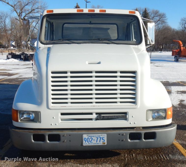 image for item IO9654 1998 International 4700  truck cab and chassis