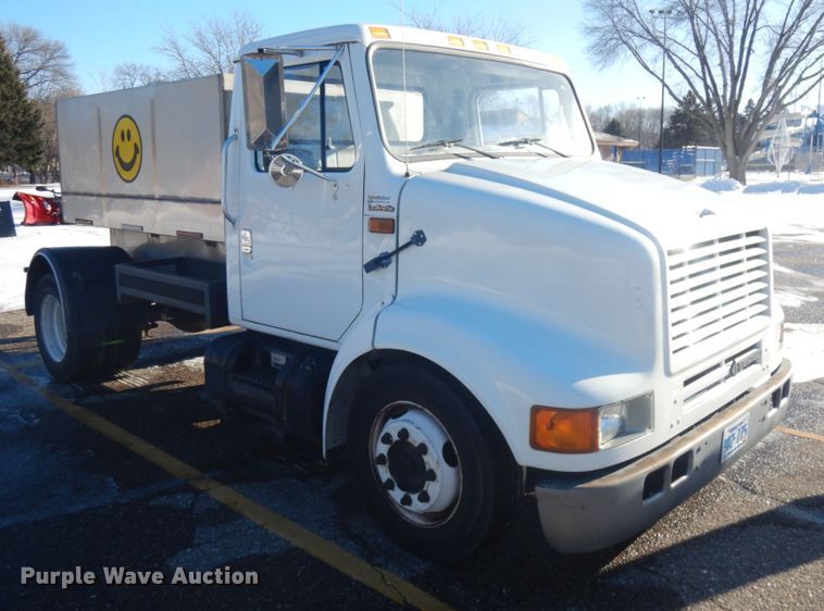 image for item IO9654 1998 International 4700  truck cab and chassis