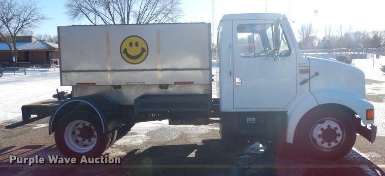 image for item IO9654 1998 International 4700  truck cab and chassis