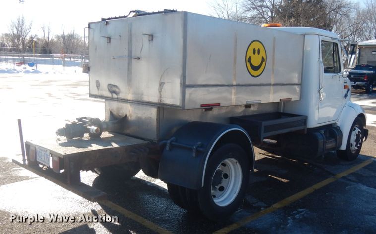 image for item IO9654 1998 International 4700  truck cab and chassis