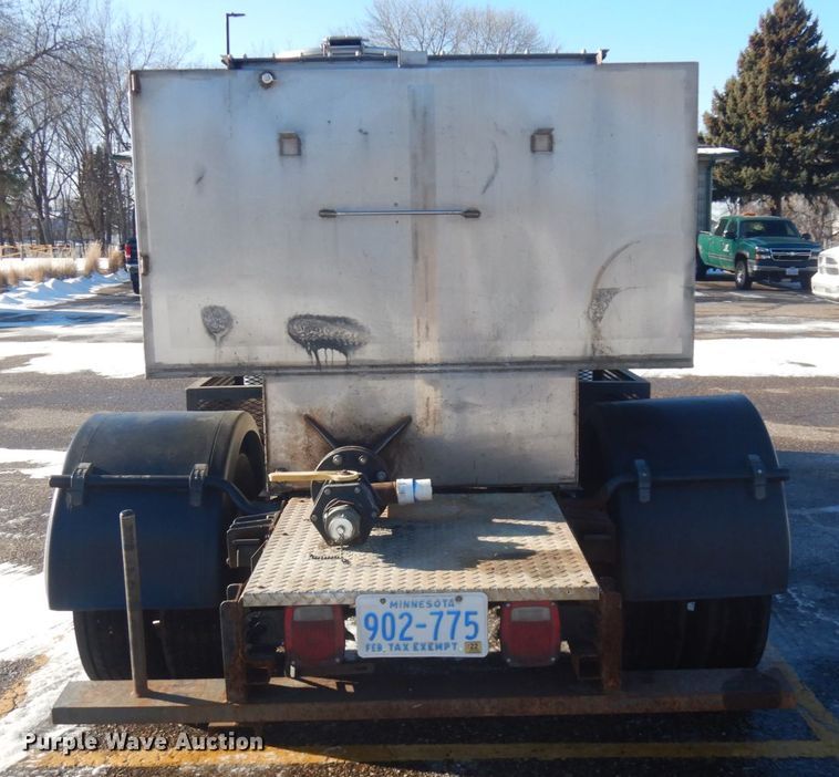 image for item IO9654 1998 International 4700  truck cab and chassis