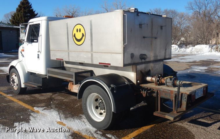 image for item IO9654 1998 International 4700  truck cab and chassis