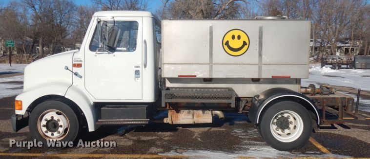 image for item IO9654 1998 International 4700  truck cab and chassis