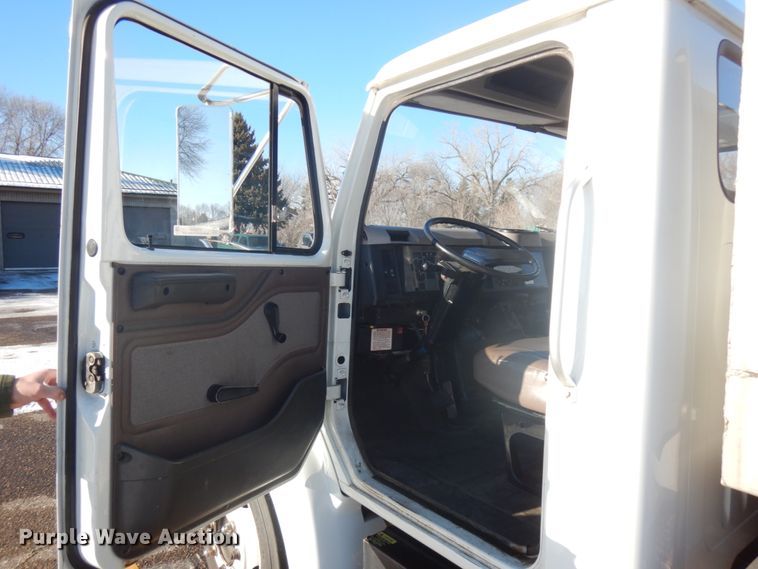 image for item IO9654 1998 International 4700  truck cab and chassis