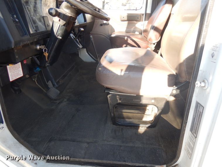 image for item IO9654 1998 International 4700  truck cab and chassis