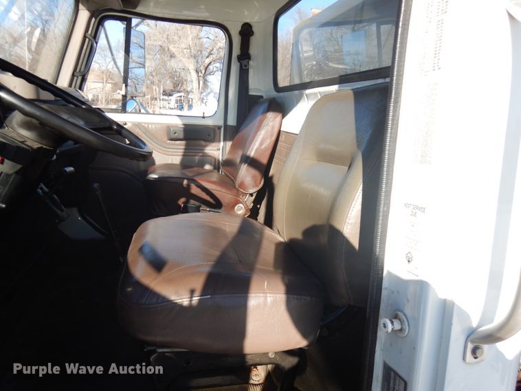 image for item IO9654 1998 International 4700  truck cab and chassis