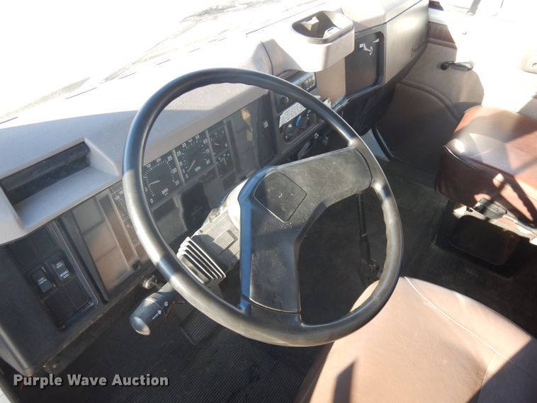 image for item IO9654 1998 International 4700  truck cab and chassis