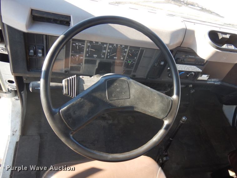 image for item IO9654 1998 International 4700  truck cab and chassis