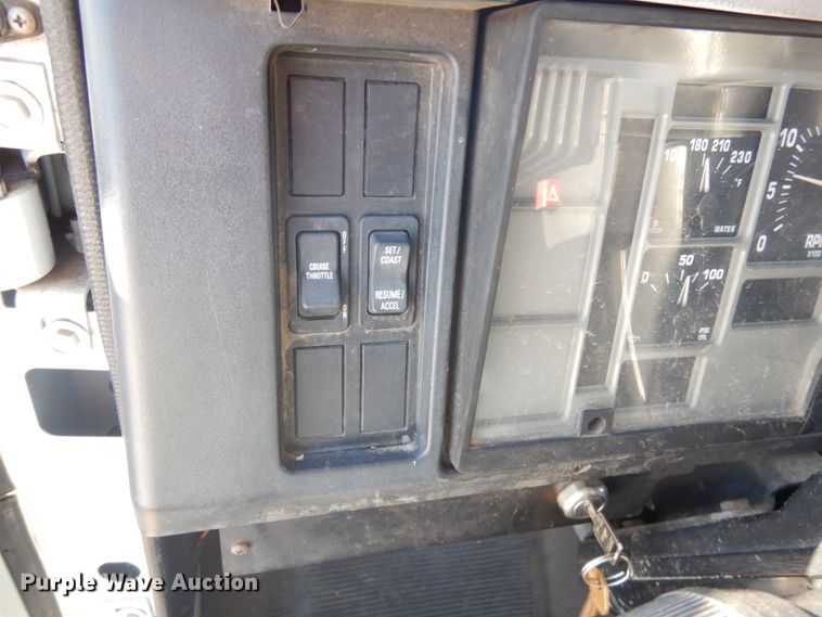 image for item IO9654 1998 International 4700  truck cab and chassis