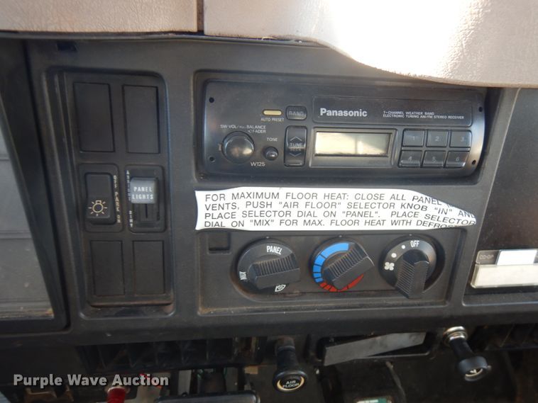 image for item IO9654 1998 International 4700  truck cab and chassis