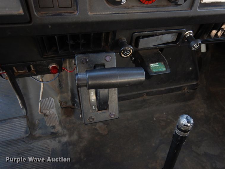 image for item IO9654 1998 International 4700  truck cab and chassis