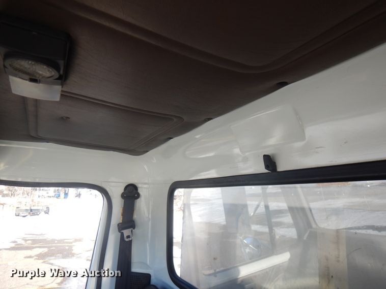 image for item IO9654 1998 International 4700  truck cab and chassis