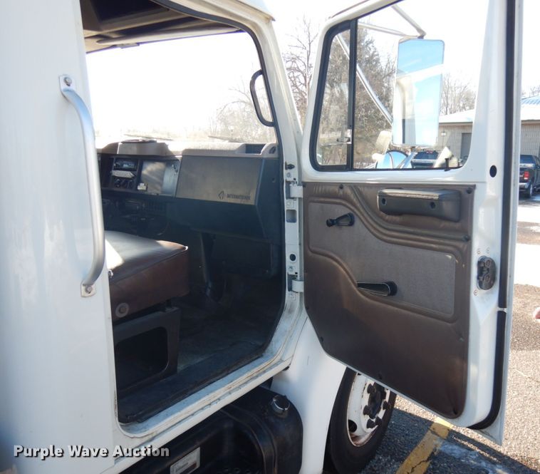 image for item IO9654 1998 International 4700  truck cab and chassis