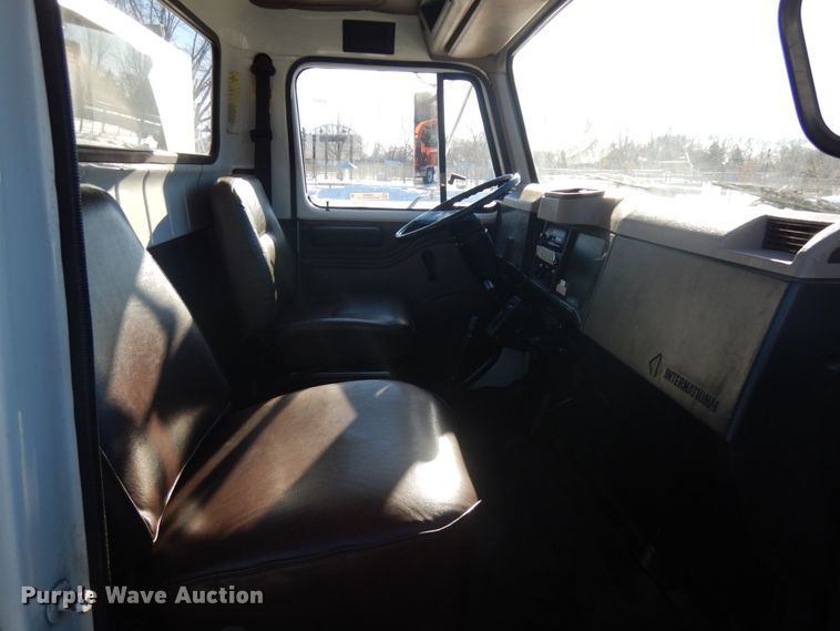 image for item IO9654 1998 International 4700  truck cab and chassis