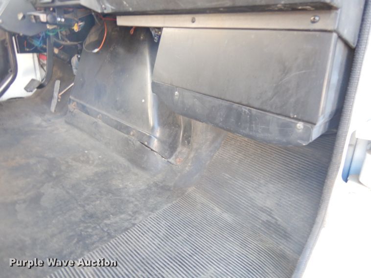 image for item IO9654 1998 International 4700  truck cab and chassis