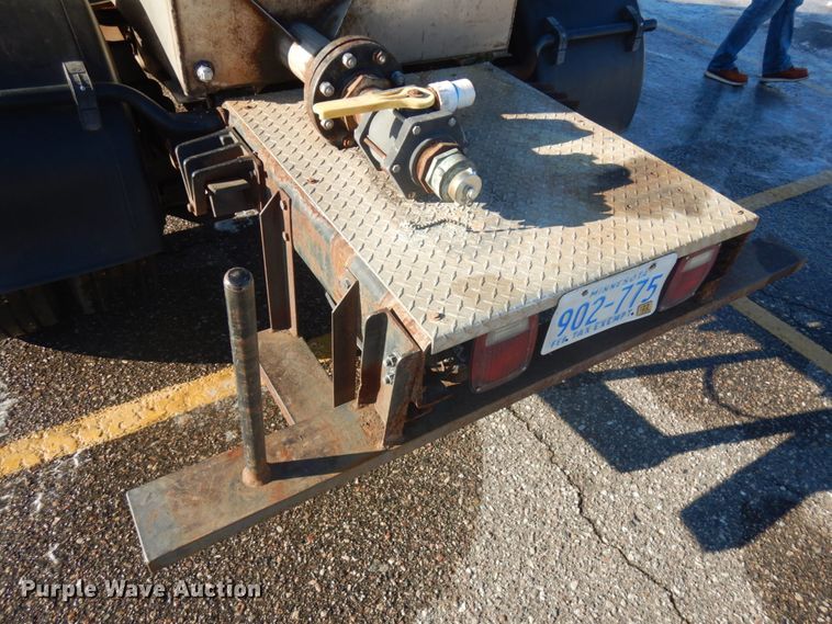 image for item IO9654 1998 International 4700  truck cab and chassis