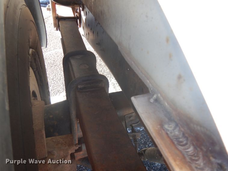 image for item IO9654 1998 International 4700  truck cab and chassis