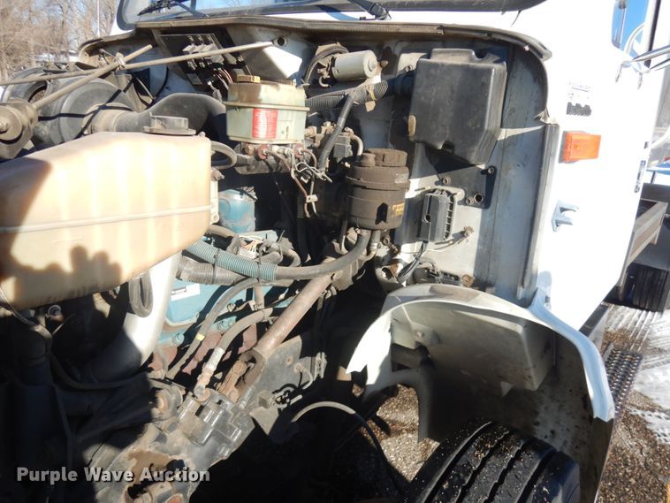 image for item IO9654 1998 International 4700  truck cab and chassis