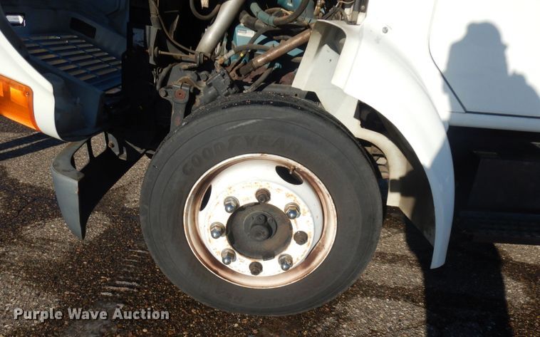 image for item IO9654 1998 International 4700  truck cab and chassis