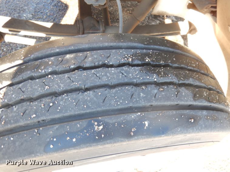 image for item IO9654 1998 International 4700  truck cab and chassis