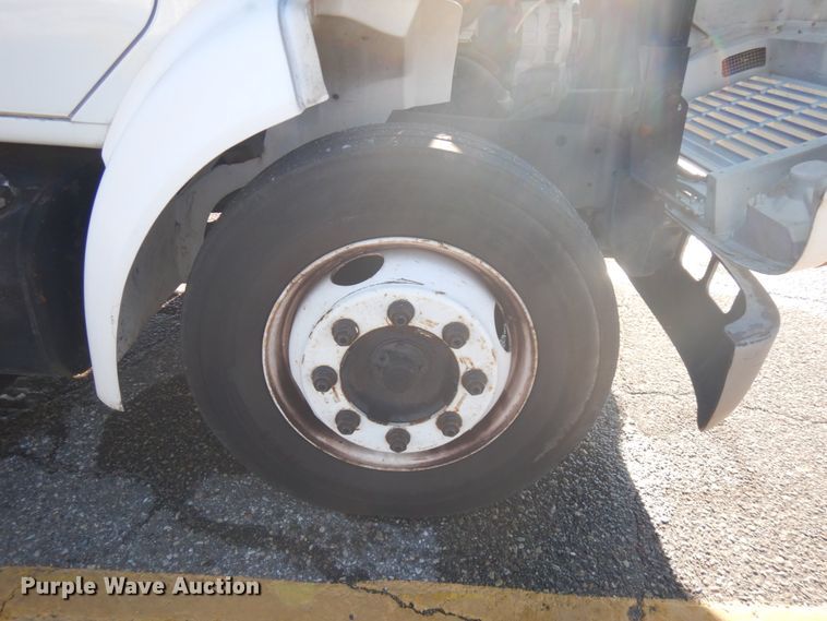 image for item IO9654 1998 International 4700  truck cab and chassis