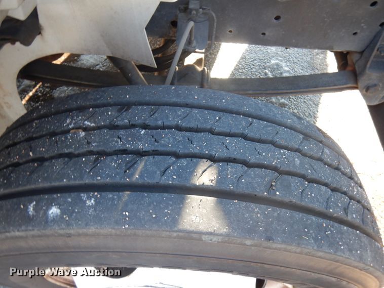 image for item IO9654 1998 International 4700  truck cab and chassis