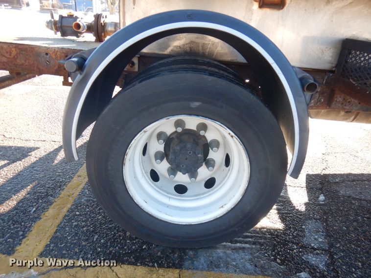 image for item IO9654 1998 International 4700  truck cab and chassis