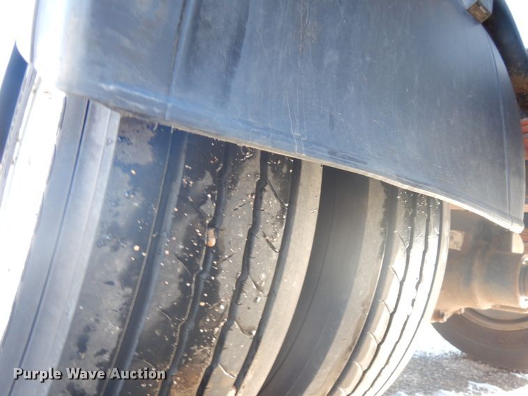 image for item IO9654 1998 International 4700  truck cab and chassis