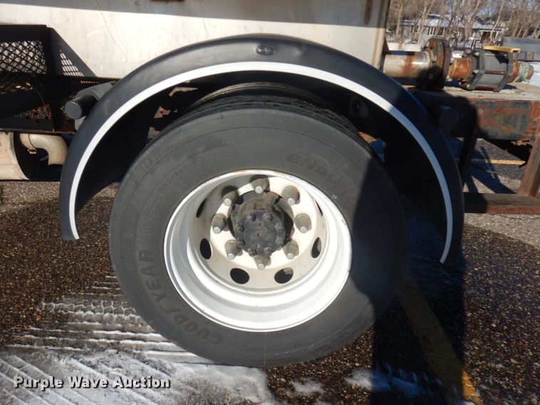 image for item IO9654 1998 International 4700  truck cab and chassis