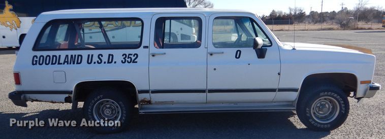 image for item IV9962 1991 GMC Suburban 1500 SLE  SUV