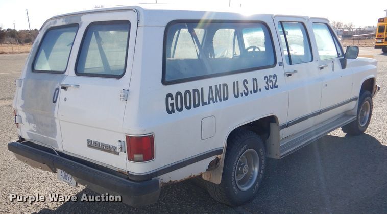 image for item IV9962 1991 GMC Suburban 1500 SLE  SUV