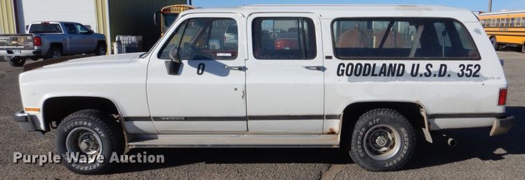 image for item IV9962 1991 GMC Suburban 1500 SLE  SUV