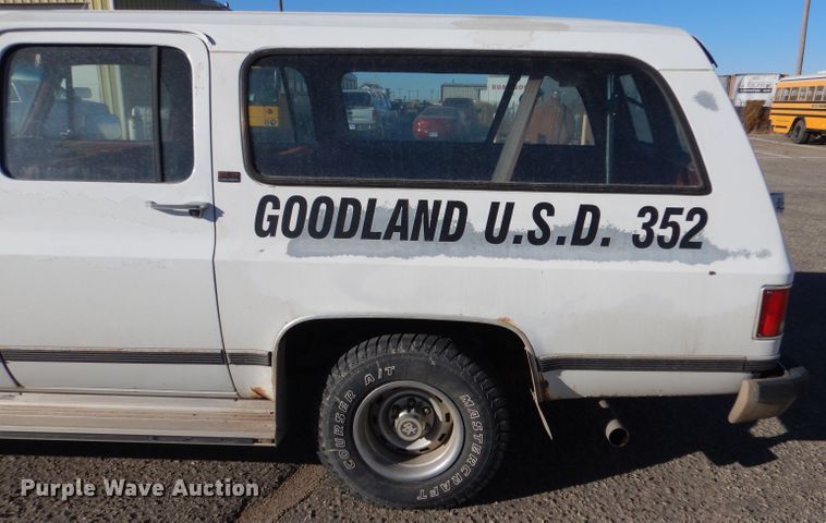 image for item IV9962 1991 GMC Suburban 1500 SLE  SUV