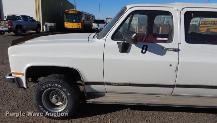 image for item IV9962 1991 GMC Suburban 1500 SLE  SUV