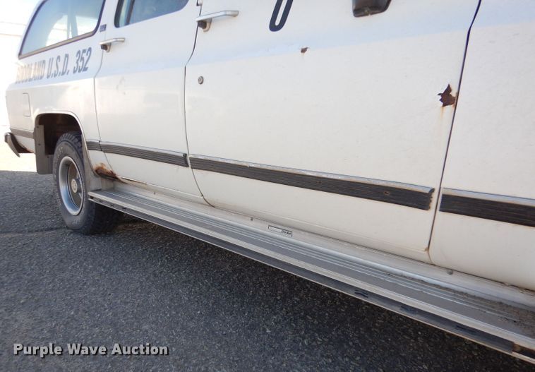 image for item IV9962 1991 GMC Suburban 1500 SLE  SUV