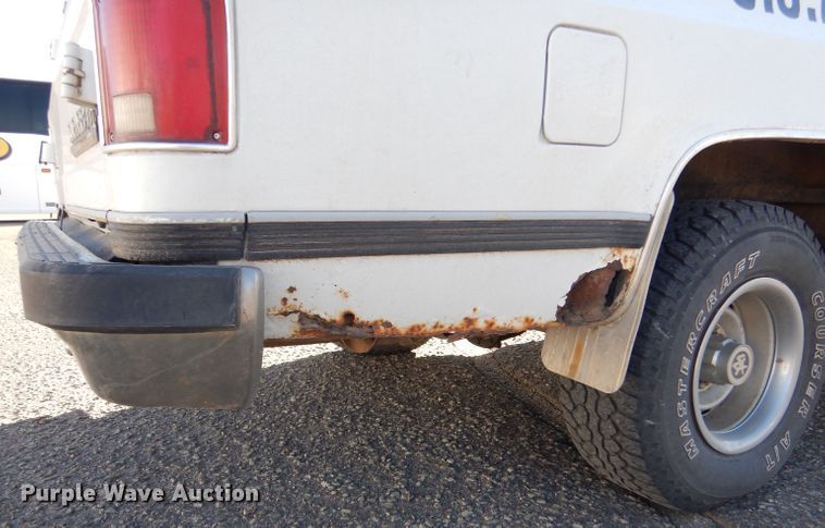 image for item IV9962 1991 GMC Suburban 1500 SLE  SUV