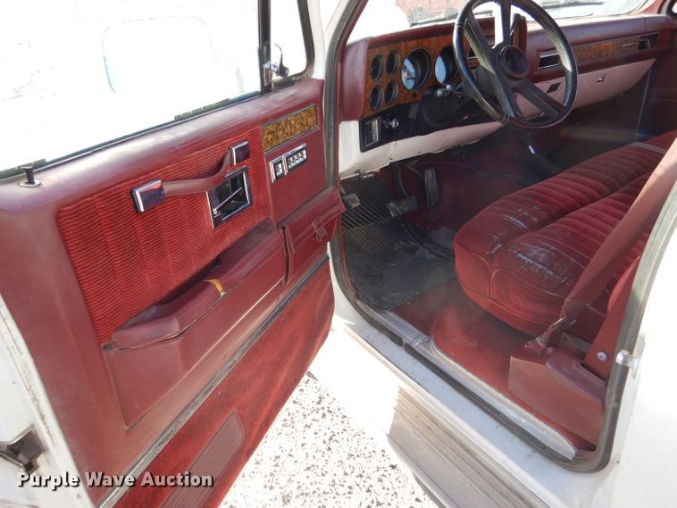 image for item IV9962 1991 GMC Suburban 1500 SLE  SUV