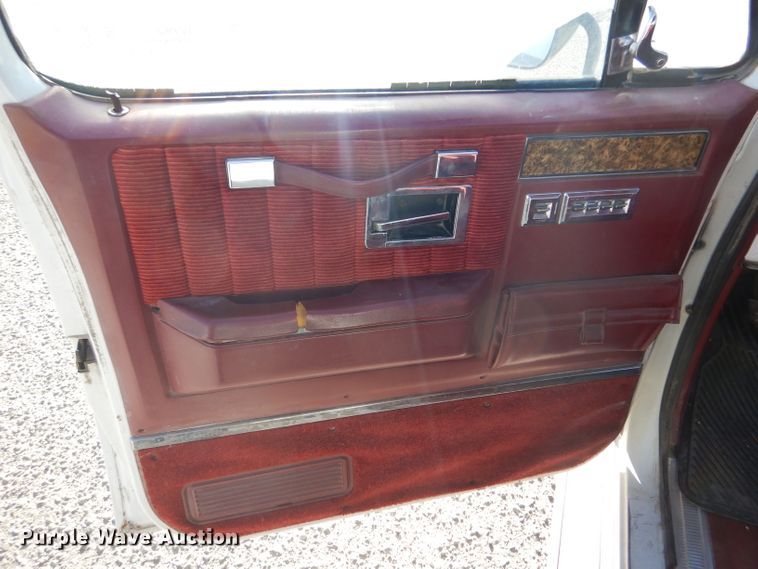 image for item IV9962 1991 GMC Suburban 1500 SLE  SUV