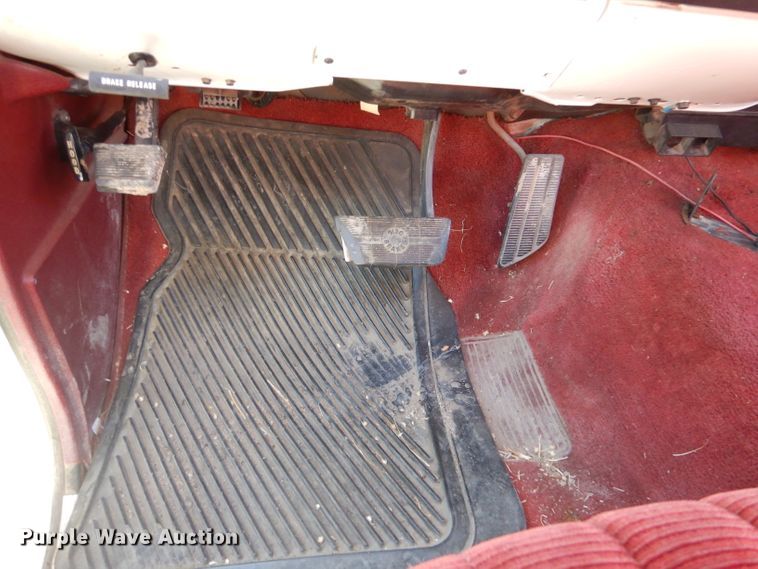 image for item IV9962 1991 GMC Suburban 1500 SLE  SUV
