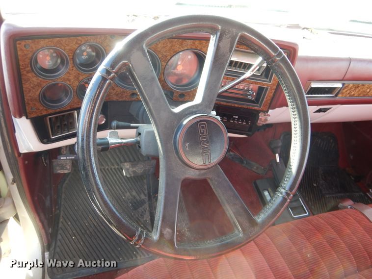 image for item IV9962 1991 GMC Suburban 1500 SLE  SUV