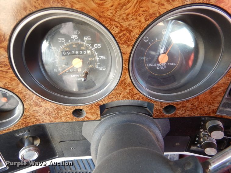 image for item IV9962 1991 GMC Suburban 1500 SLE  SUV