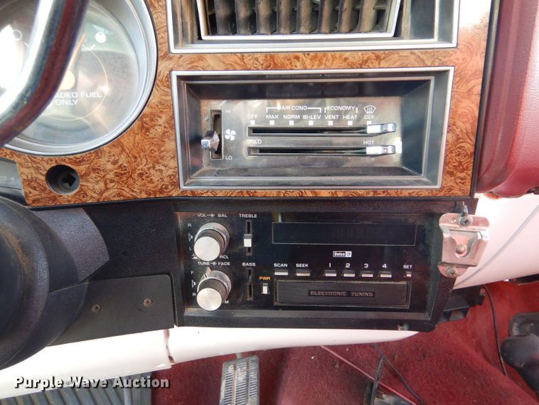 image for item IV9962 1991 GMC Suburban 1500 SLE  SUV