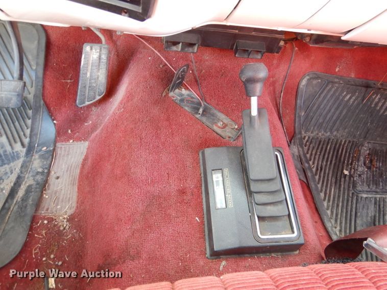 image for item IV9962 1991 GMC Suburban 1500 SLE  SUV