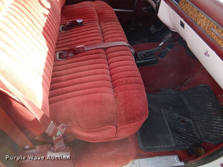 image for item IV9962 1991 GMC Suburban 1500 SLE  SUV