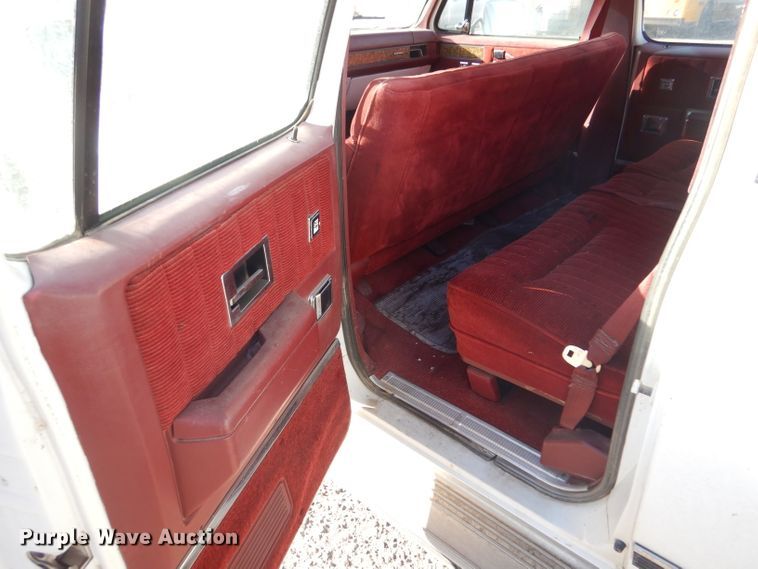 image for item IV9962 1991 GMC Suburban 1500 SLE  SUV