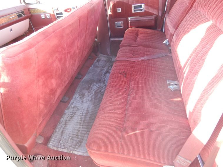 image for item IV9962 1991 GMC Suburban 1500 SLE  SUV