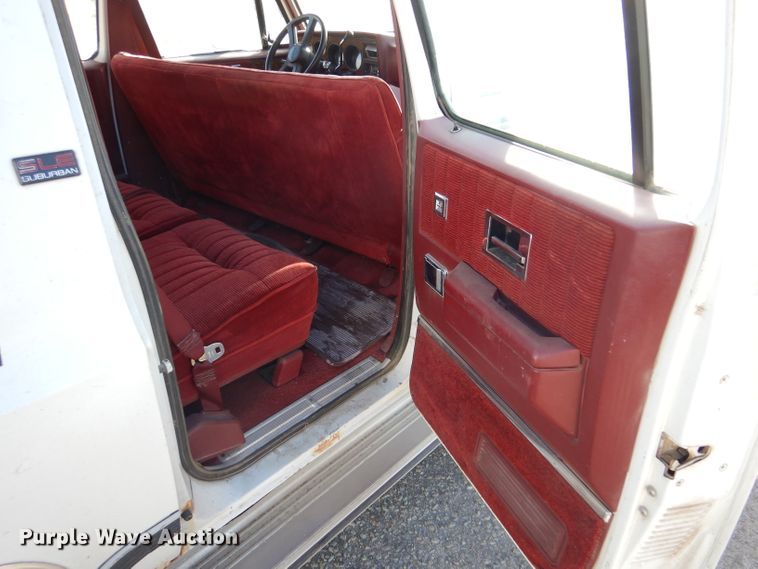 image for item IV9962 1991 GMC Suburban 1500 SLE  SUV