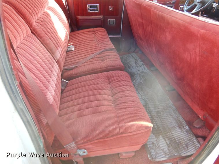 image for item IV9962 1991 GMC Suburban 1500 SLE  SUV