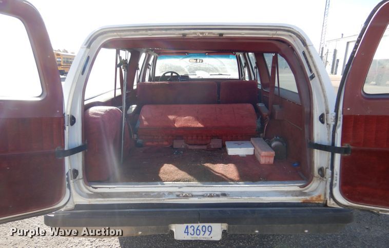 image for item IV9962 1991 GMC Suburban 1500 SLE  SUV