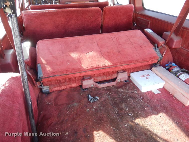image for item IV9962 1991 GMC Suburban 1500 SLE  SUV